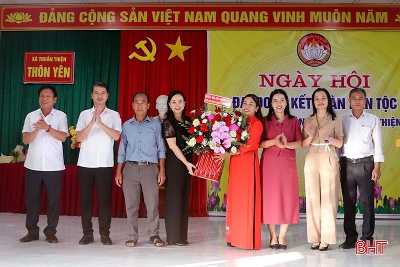 ...lãnh đạo huyện Can Lộc tặng hoa chúc mừng cán bộ, Nhân dân thôn Yên.