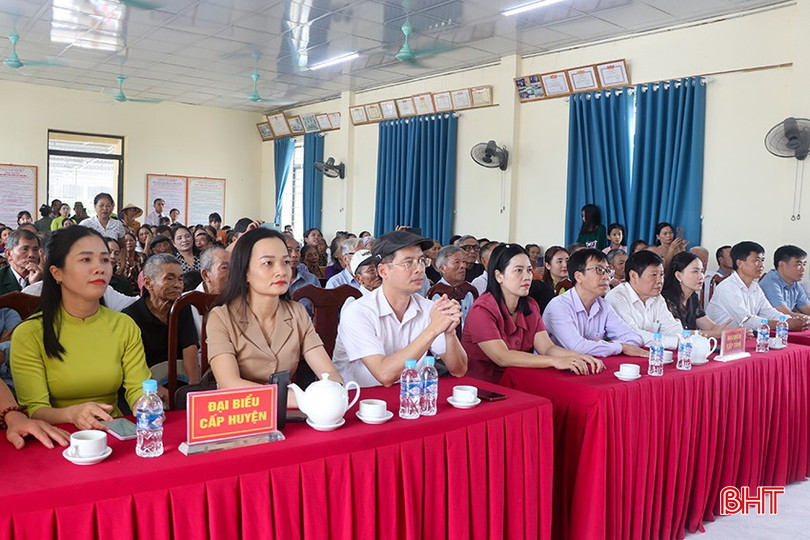 Đại biểu chung vui ngày hội đại đoàn kết với bà con thôn Yên.