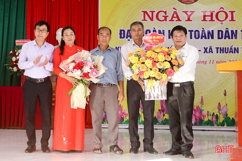 Phó Trưởng ban Tuyên giáo Tỉnh ủy Nguyễn Trí Lạc và các đồng chí đoàn công tác của tỉnh...