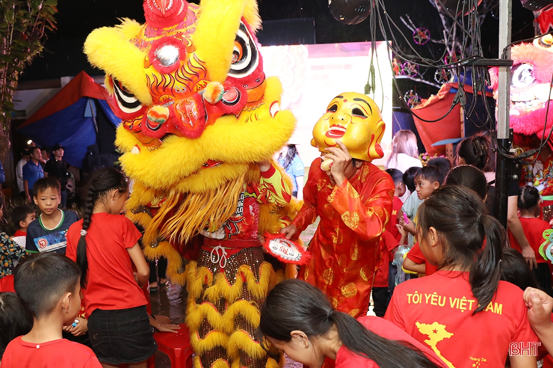 Mang trung thu yêu thương đến với trẻ em vùng sâu, vùng xa Hà Tĩnh