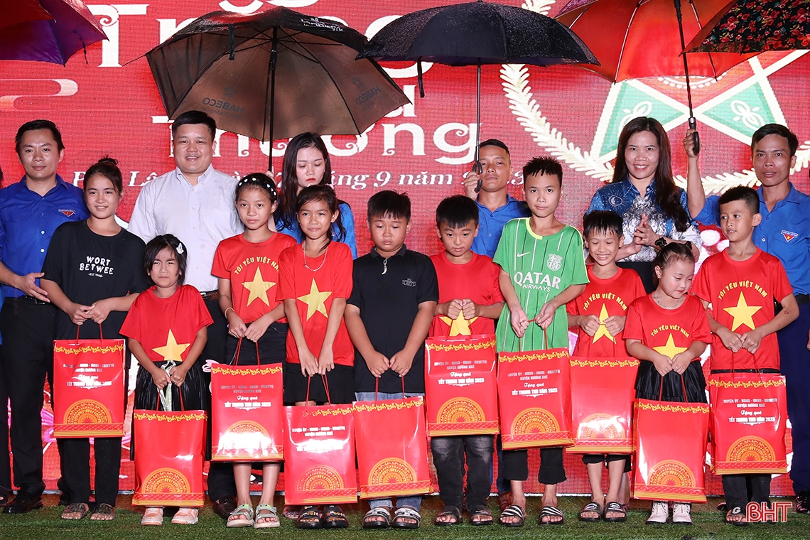 Mang trung thu yêu thương đến với trẻ em vùng sâu, vùng xa Hà Tĩnh
