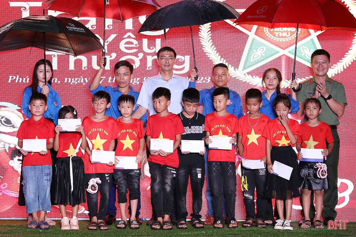 Mang trung thu yêu thương đến với trẻ em vùng sâu, vùng xa Hà Tĩnh