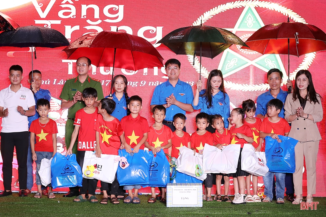 Mang trung thu yêu thương đến với trẻ em vùng sâu, vùng xa Hà Tĩnh
