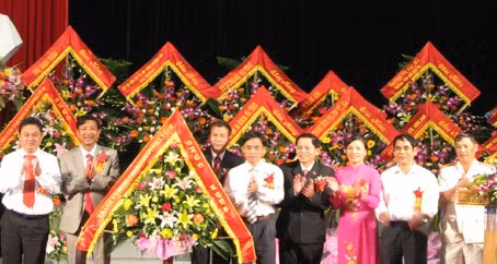 Lãnh đạo TP Hà Tĩnh tặng hoa chúc mừng Đảng bộ và nhân dân phường Bắc Hà