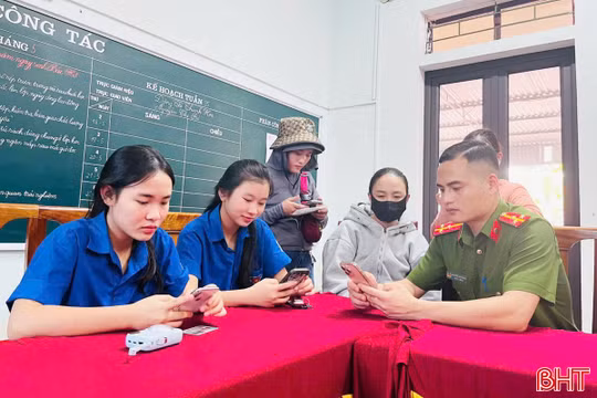 "Mùa hè số cùng VNeID" giúp người dân Hà Tĩnh nâng cao kỹ năng số