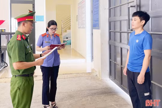 Bắt đối tượng cướp giật điện thoại của học sinh