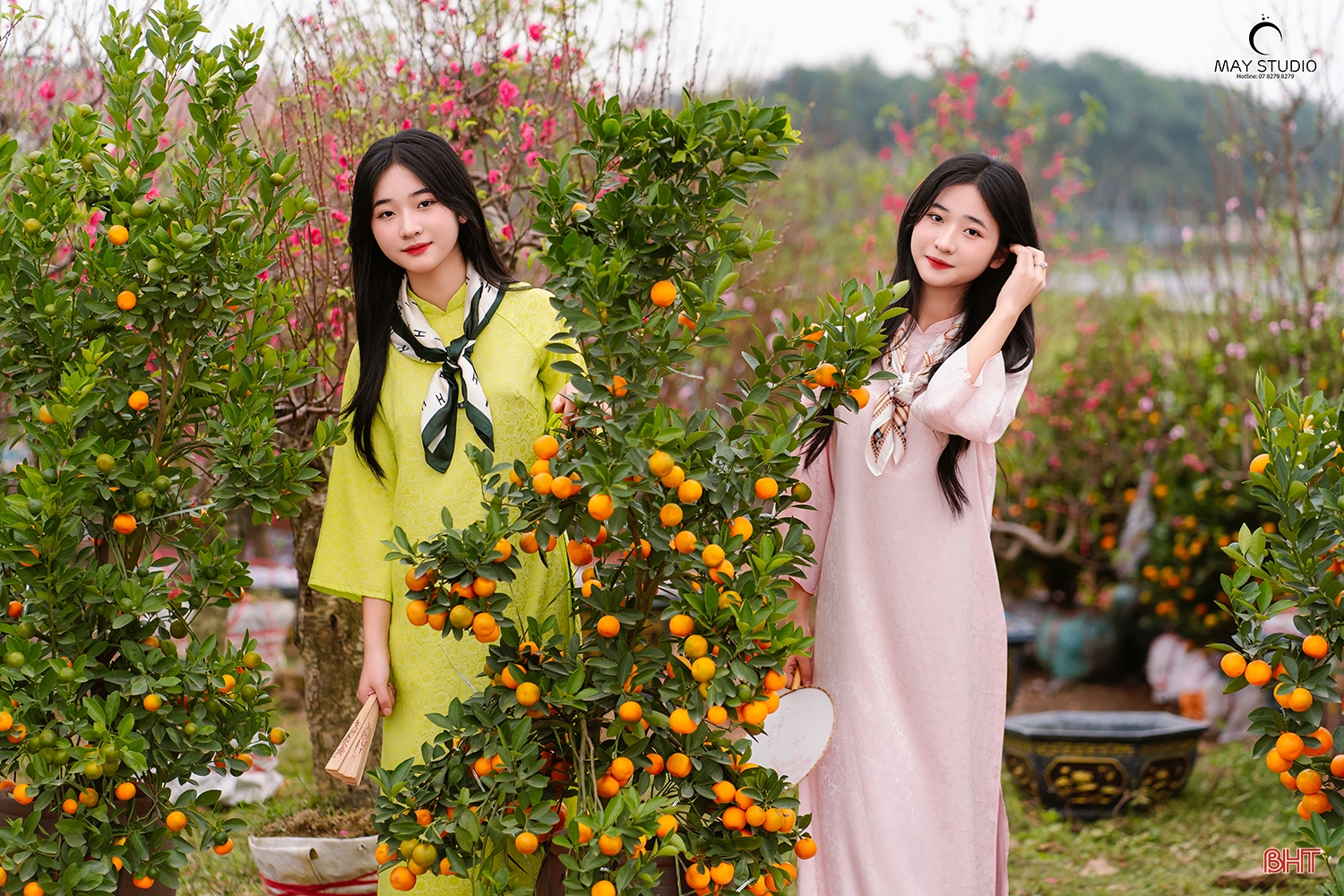 Chị em song sinh “gây sốt” với chùm ảnh áo dài ngày xuân