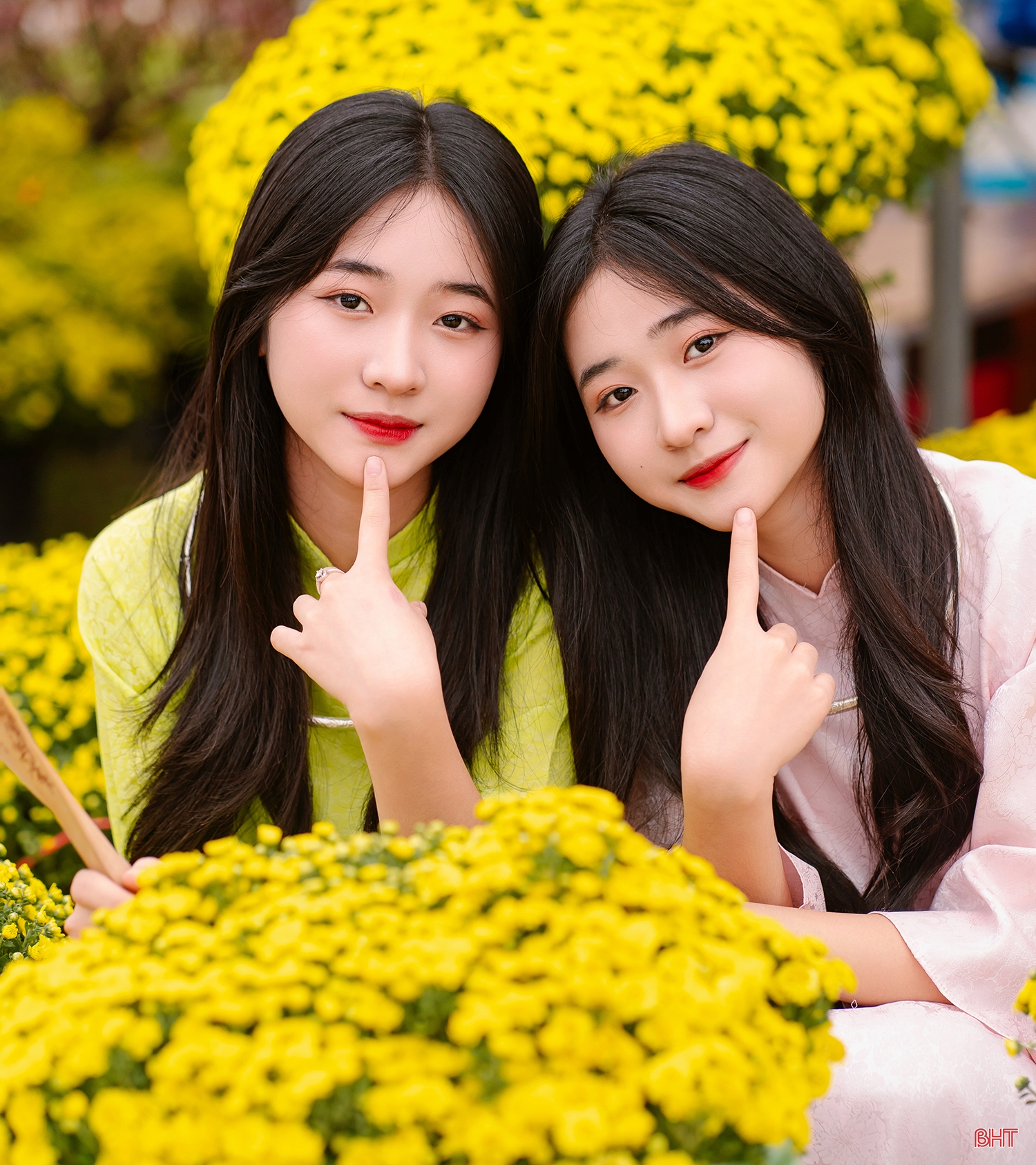 Chị em song sinh “gây sốt” với chùm ảnh áo dài ngày xuân