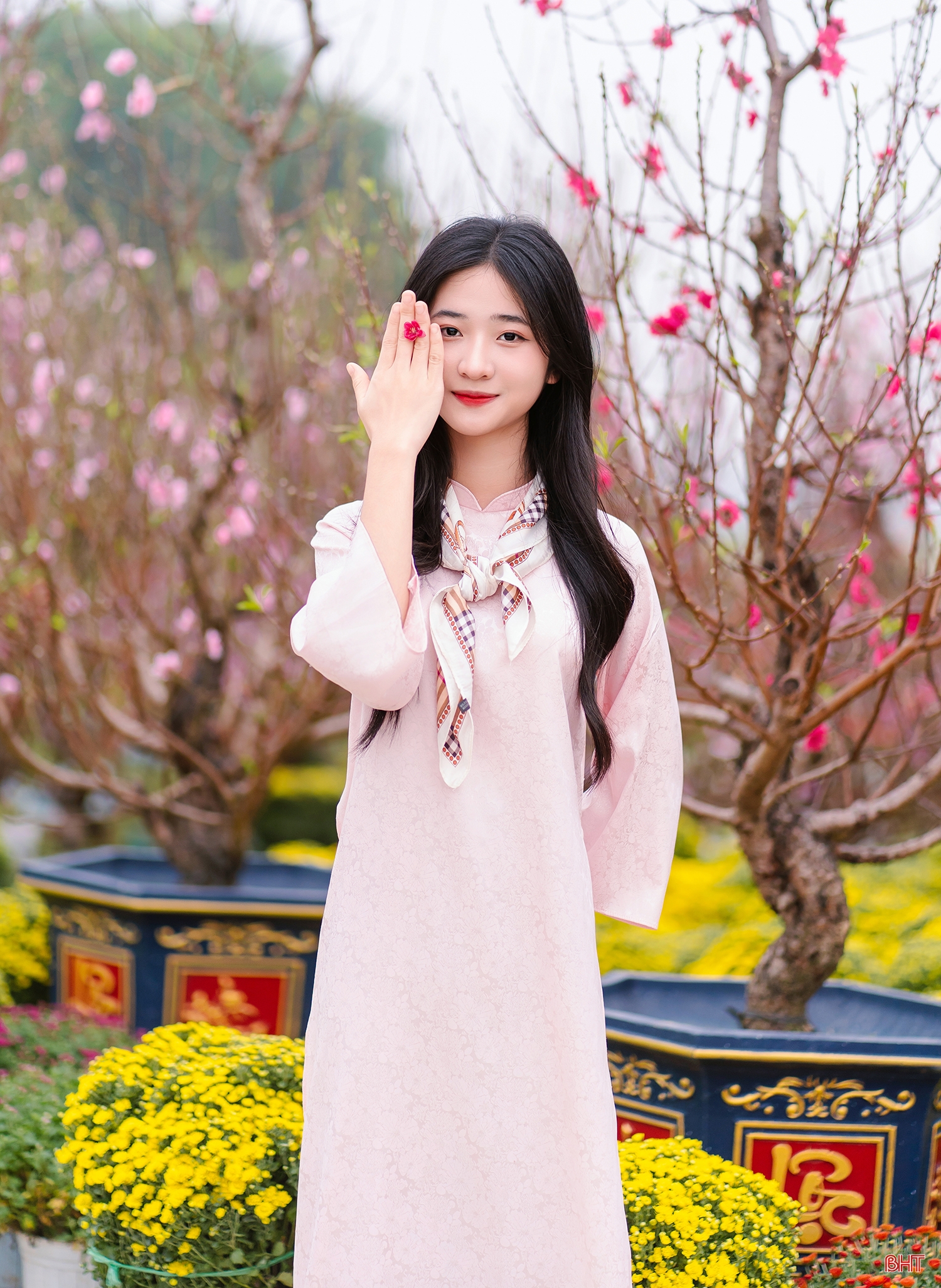 Chị em song sinh “gây sốt” với chùm ảnh áo dài ngày xuân