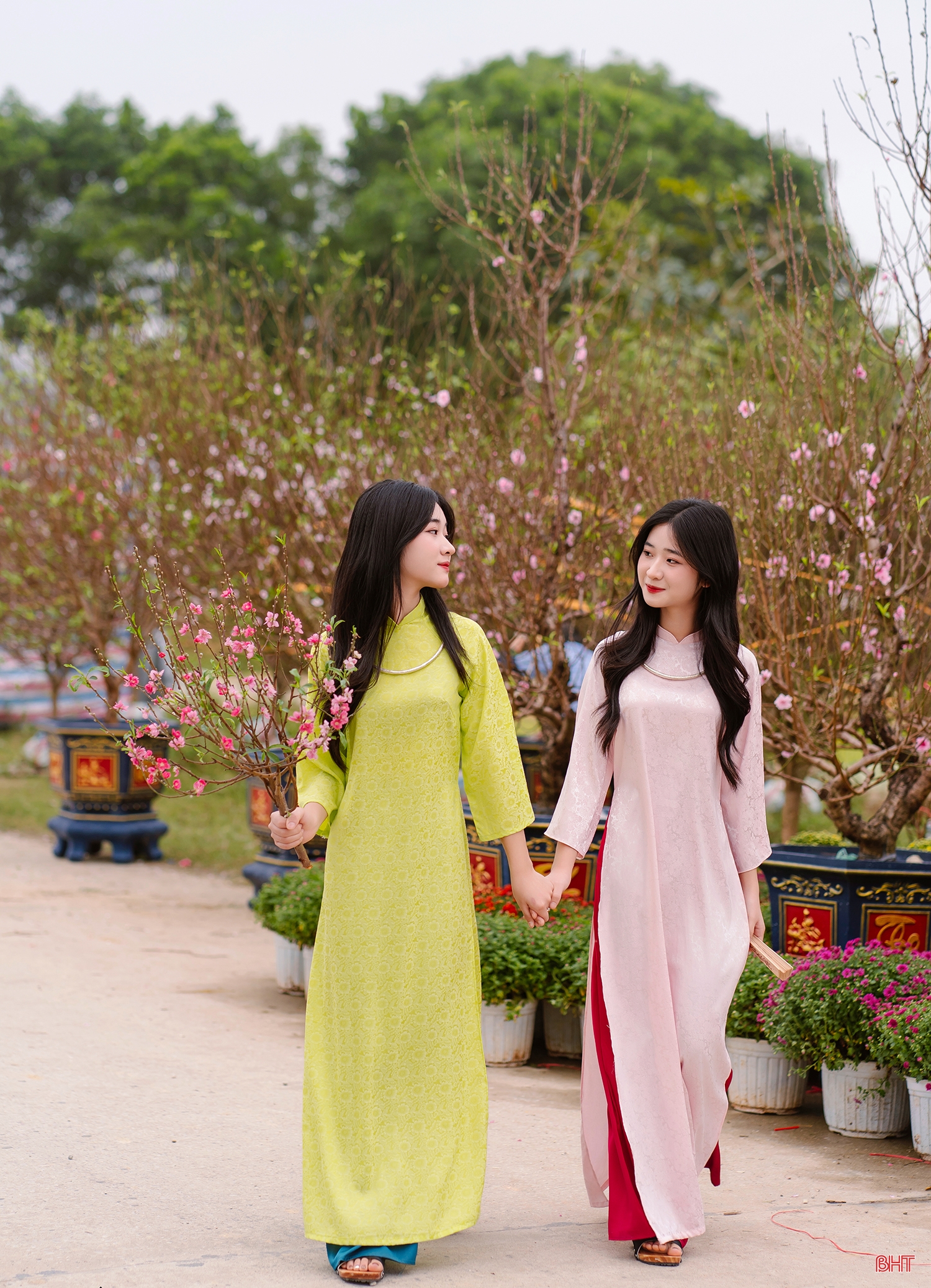 Chị em song sinh “gây sốt” với chùm ảnh áo dài ngày xuân