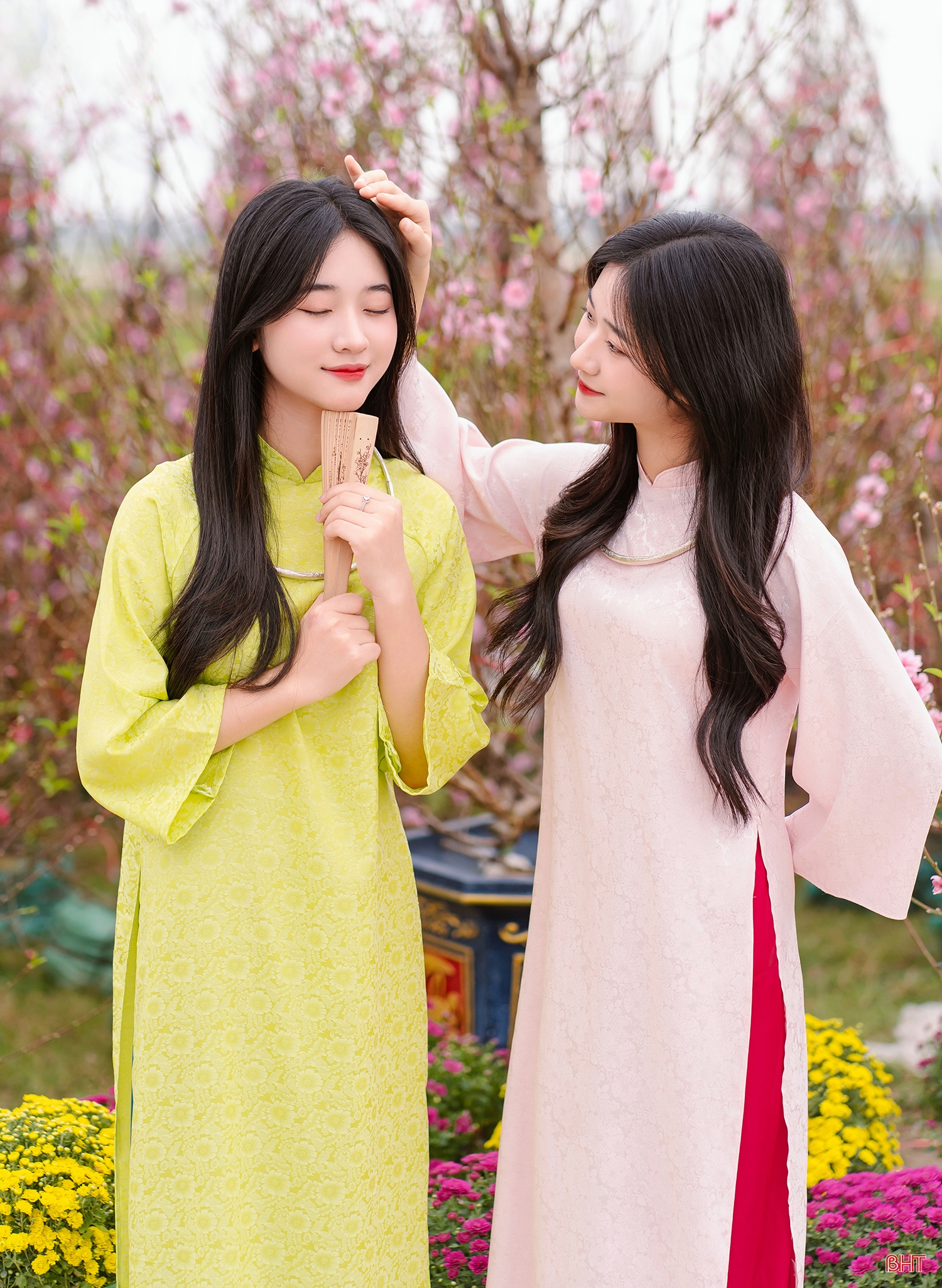 Chị em song sinh “gây sốt” với chùm ảnh áo dài ngày xuân