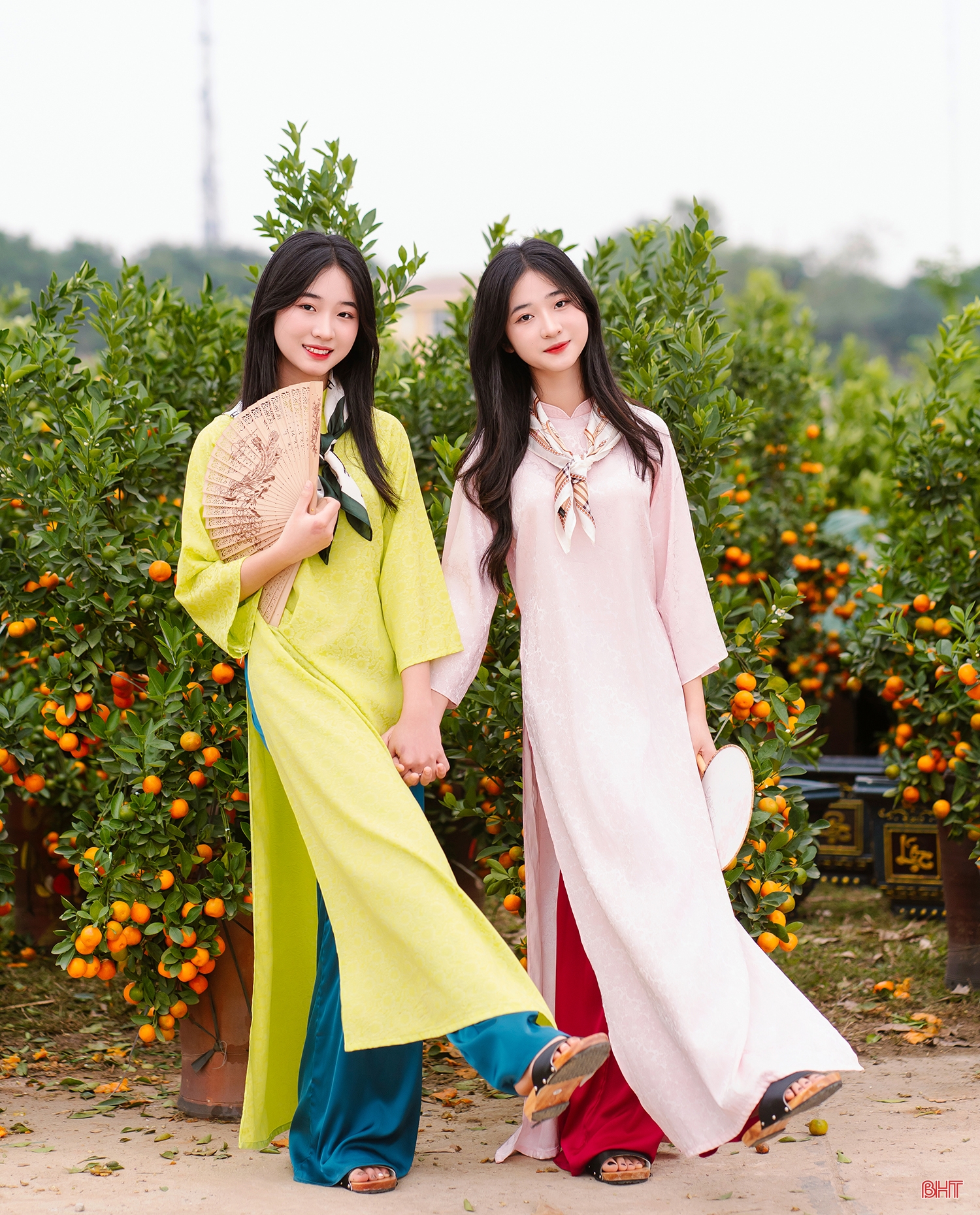 Chị em song sinh “gây sốt” với chùm ảnh áo dài ngày xuân