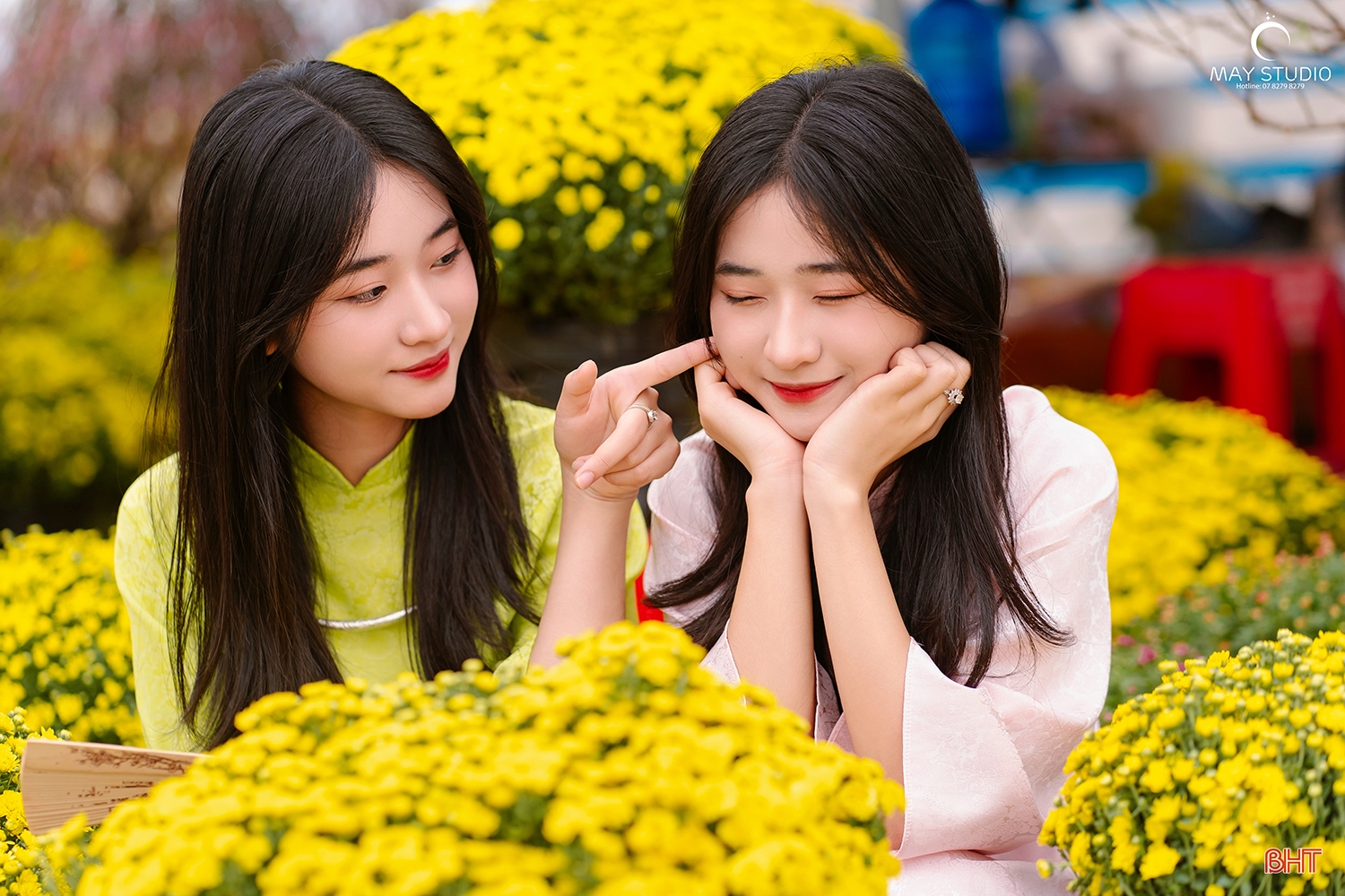 Chị em song sinh “gây sốt” với chùm ảnh áo dài ngày xuân