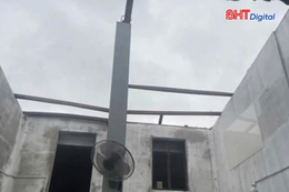 Lốc xoáy giật tung hàng loạt nóc nhà 