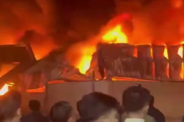 Cháy lớn trong đêm tại khu xưởng nhựa ở Hưng Yên