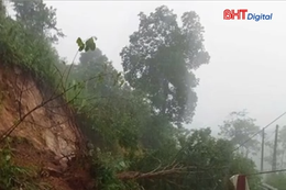 Mưa lớn gây ngập lụt, sạt lở đường nghiêm trọng ở Điện Biên