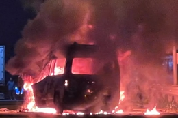 Xe cứu thương bốc cháy sau cú đâm đuôi xe đầu kéo, 3 người tử vong trên cao tốc