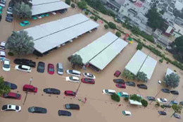 Hàng trăm xe ôtô tiền tỉ ngập trong nước lũ