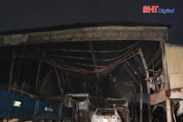 Gara bốc cháy, 6 ô tô bị thiêu rụi hoàn toàn