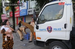 Đại úy CSGT dùng ô tô đặc chủng, kịp thời đưa cháu bé bị sốt cao đi cấp cứu