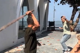 Mâu thuẫn về dừng đậu xe ô tô, 3 người bị công an triệu tập