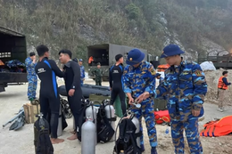 Hơn 500 người cùng xuồng máy, môtô nước, dù lượn... tìm nạn nhân vụ lật tàu