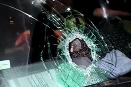 Ôtô bị ném đá vỡ kính trên cao tốc Vũng Áng - Bùng