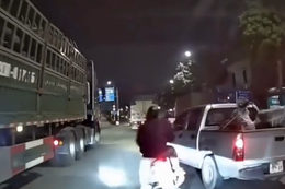 Ô tô chèn ép làm xe máy chở trẻ em ngã ra đường, ngay sát gầm xe tải