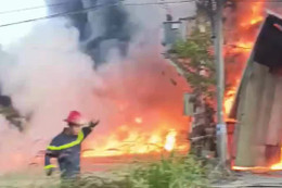 Cháy lớn tại công ty gỗ, nguyên vật liệu, máy móc bị thiêu rụi