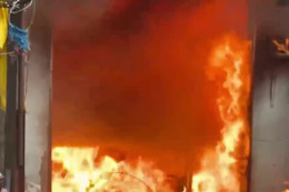 Cháy dữ dội dãy nhà sau chợ, tiểu thương hốt hoảng tháo chạy