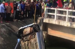 Phát hiện hai thi thể nam, nữ và ô tô chìm dưới kênh