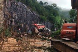 Vụ đá đè xe khách khiến 6 người tử vong: Xuất hiện thêm 2 điểm sạt lở