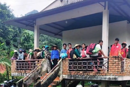 Hơn 200 người khăn gói rời làng tránh sạt lở