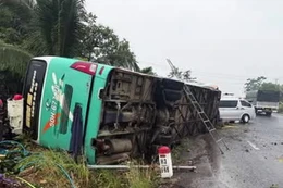 Xe khách chở 32 người lật ngang trên quốc lộ, 3 người thương vong