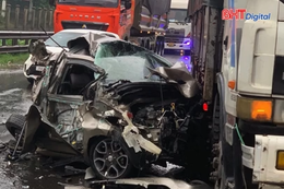 Tai nạn hy hữu, xe con bị "vò nát", tài xế vẫn bình an chui ra từ bên trong