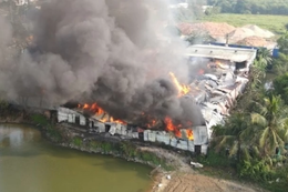 Cháy lớn kho hàng sát khu dân cư