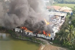 Cháy lớn kho hàng sát khu dân cư