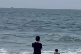 Người đàn ông lao xuống biển cứu du khách bị chuột rút