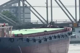 Vận tải đường sắt thiệt hại khoảng 140 tỷ đồng do sà lan tông cầu Ghềnh