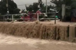 10 tàu khách dừng chạy vì đường sắt ngập 0,4m