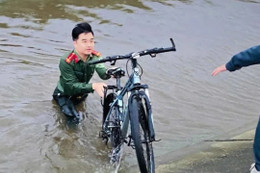 Thượng úy công an cứu nam sinh bị gió thổi rơi xuống kênh nước chảy xiết