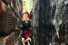 20 phút nghẹt thở giải cứu bé trai 9 tuổi kẹt giữa hai khe tường