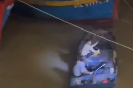 Lao xuống dòng nước xiết cứu người phụ nữ đang chới với