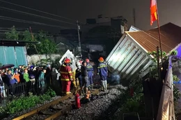 Cố vượt qua đường ray, xe tải bị tàu hỏa tông nát, văng xa hàng trăm mét