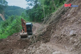 Chưa kịp gượng dậy sau lũ, xã biên giới ở Nghệ An tiếp tục bị chia cắt do sạt lở