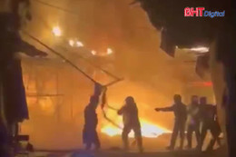 Cháy lớn thiêu rụi nhiều căn nhà trong đêm