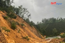 Mưa lớn gây sạt lở, ách tắc giao thông
