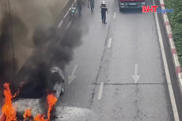 Xe Audi cháy ngùn ngụt ngay trước lối vào hầm chui