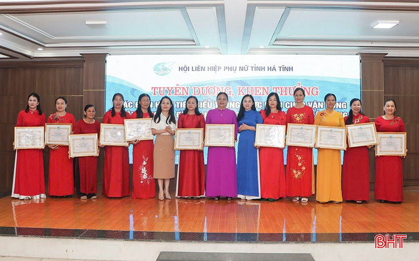 Nhờ nỗ lực trong xây dựng kinh tế và chung sức xây dựng NTM, chị Nguyễn Thị Xuân (ngoài cùng bên trái) vừa được Hội LHPN tỉnh vinh danh cá nhân tiêu biểu toàn tỉnh trong thực hiện Cuộc vận động "xây dựng gia đình 5 không, 3 có". bqbht_br_a13.jpg