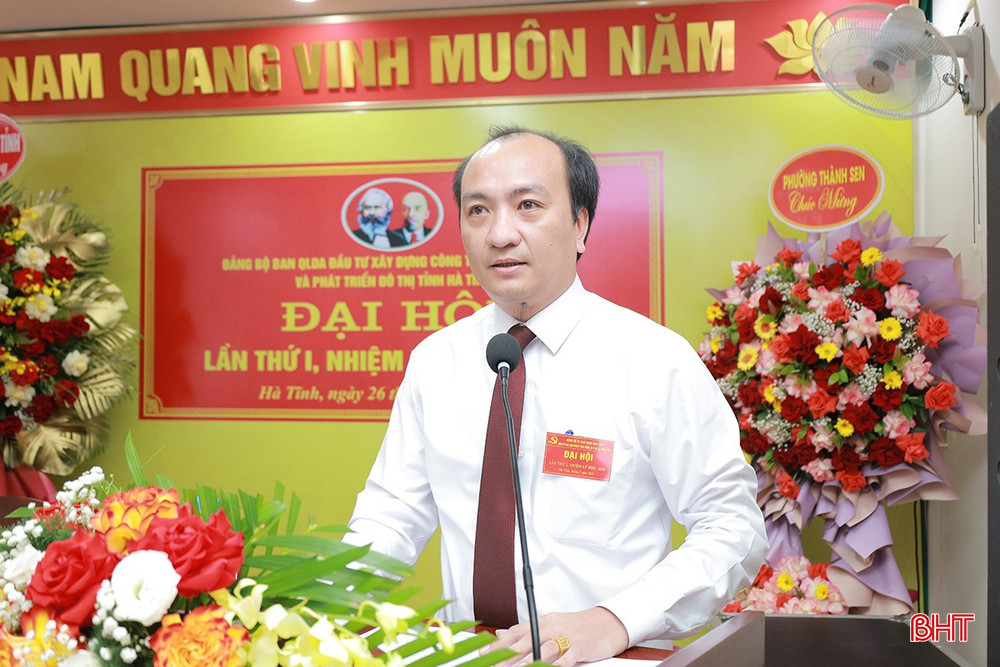 Ông Nguyễn Duy Đức - Giám đốc BQL dự án đầu tư xây dựng công trình giao thông và phát triển đô thị tỉnh trình bày báo cáo chính trị tại đại hội. bqbht_br_anh-4.jpg